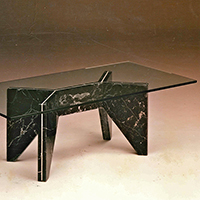 'Nerva' tavolo basso con piano cristallo e base in metallo rivestita in marmo. Porcinai/Pratelli, Valdera